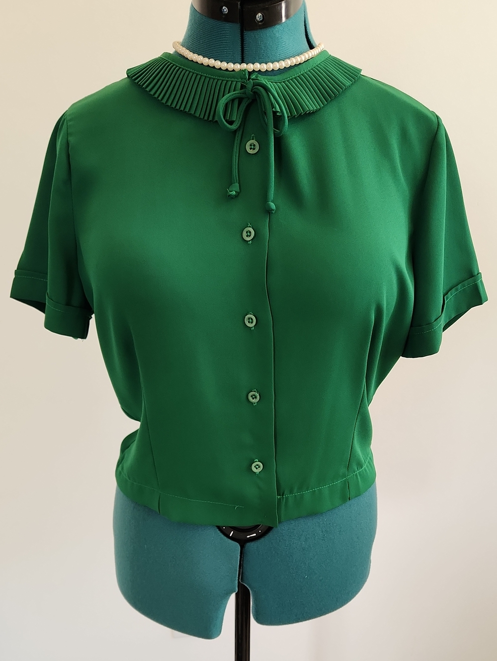 💚 Taylor & Twirl Pleated Collar Green Button-Front Women's Top SZ M